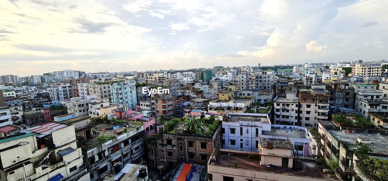 HIGH ANGLE VIEW OF BUILDINGS AGAINST SKY