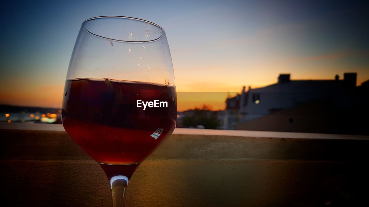 CLOSE-UP OF BEER IN GLASS AGAINST SKY