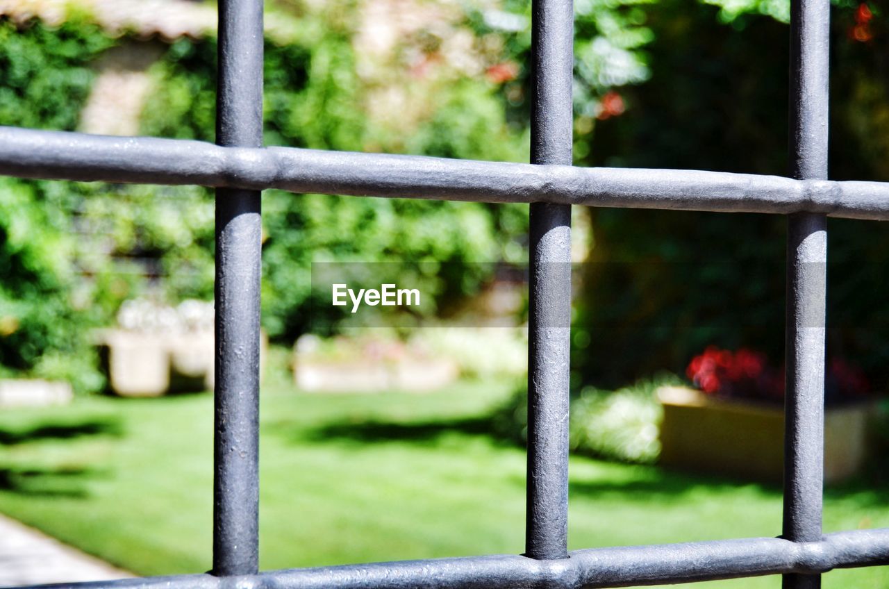 FULL FRAME SHOT OF CHAINLINK FENCE