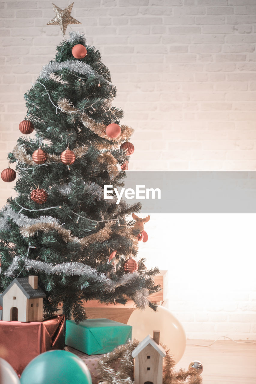CHRISTMAS TREE ON WALL