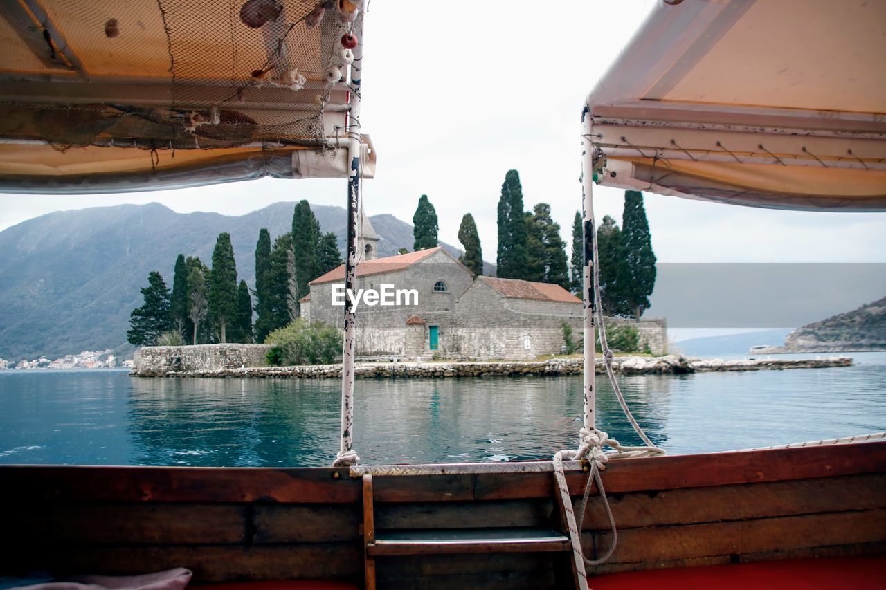 Panoramic view of lake and mountains against sky