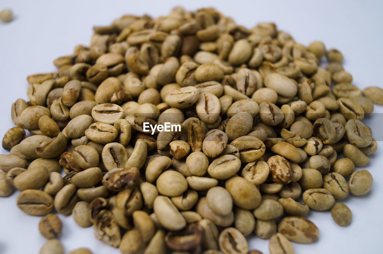 CLOSE-UP OF COFFEE BEANS IN PLATE