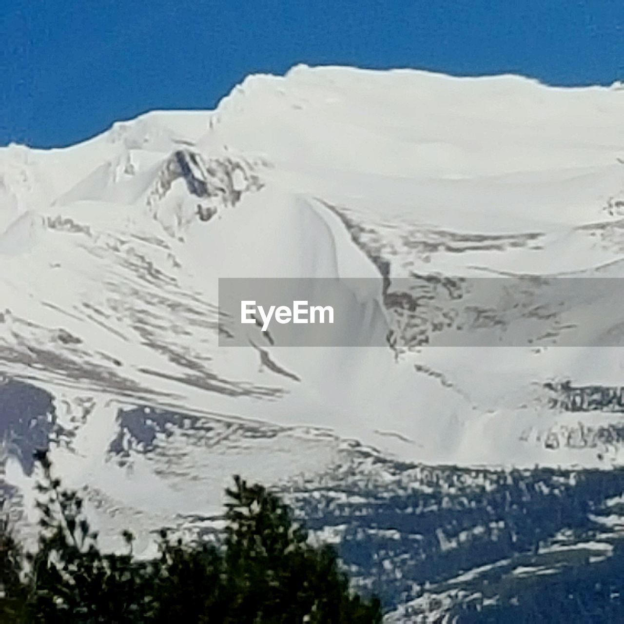 SCENIC VIEW OF SNOWCAPPED MOUNTAINS