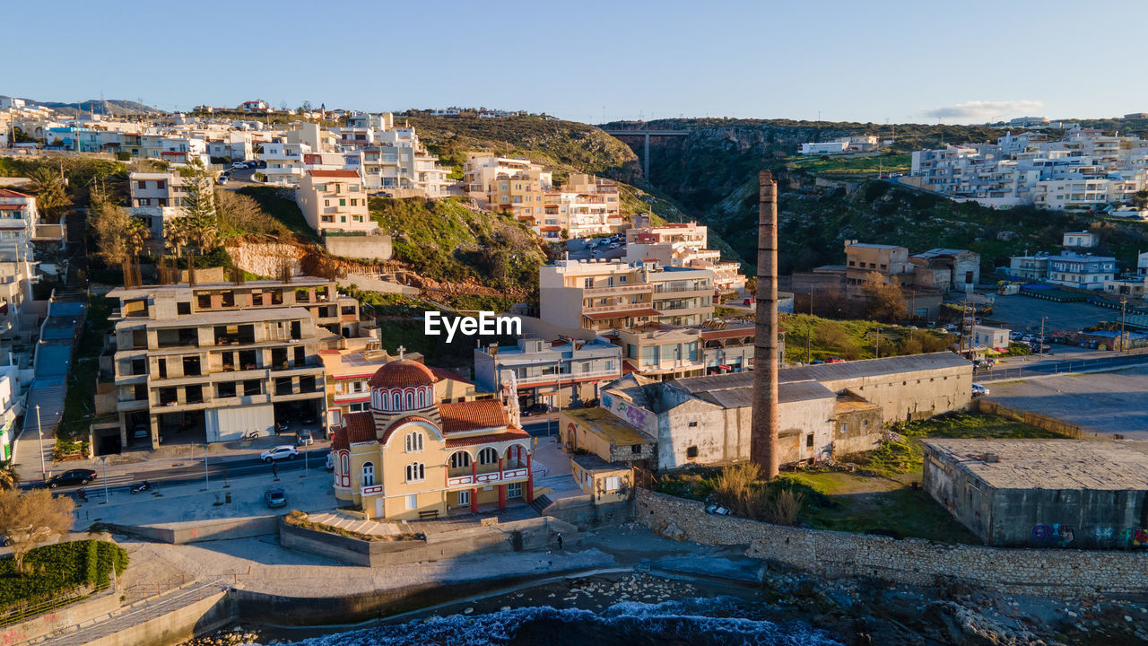 HIGH ANGLE VIEW OF TOWN IN CITY