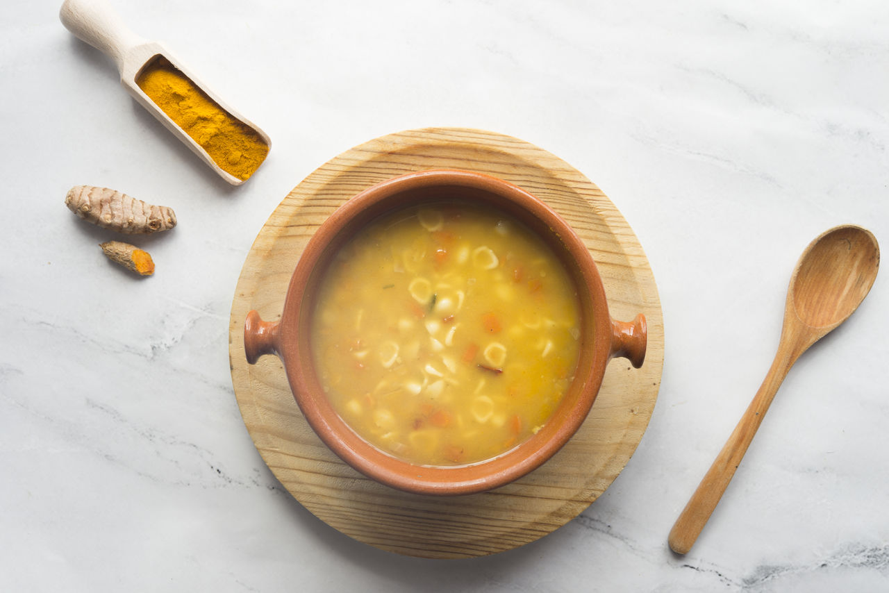 HIGH ANGLE VIEW OF SOUP IN CONTAINER ON TABLE