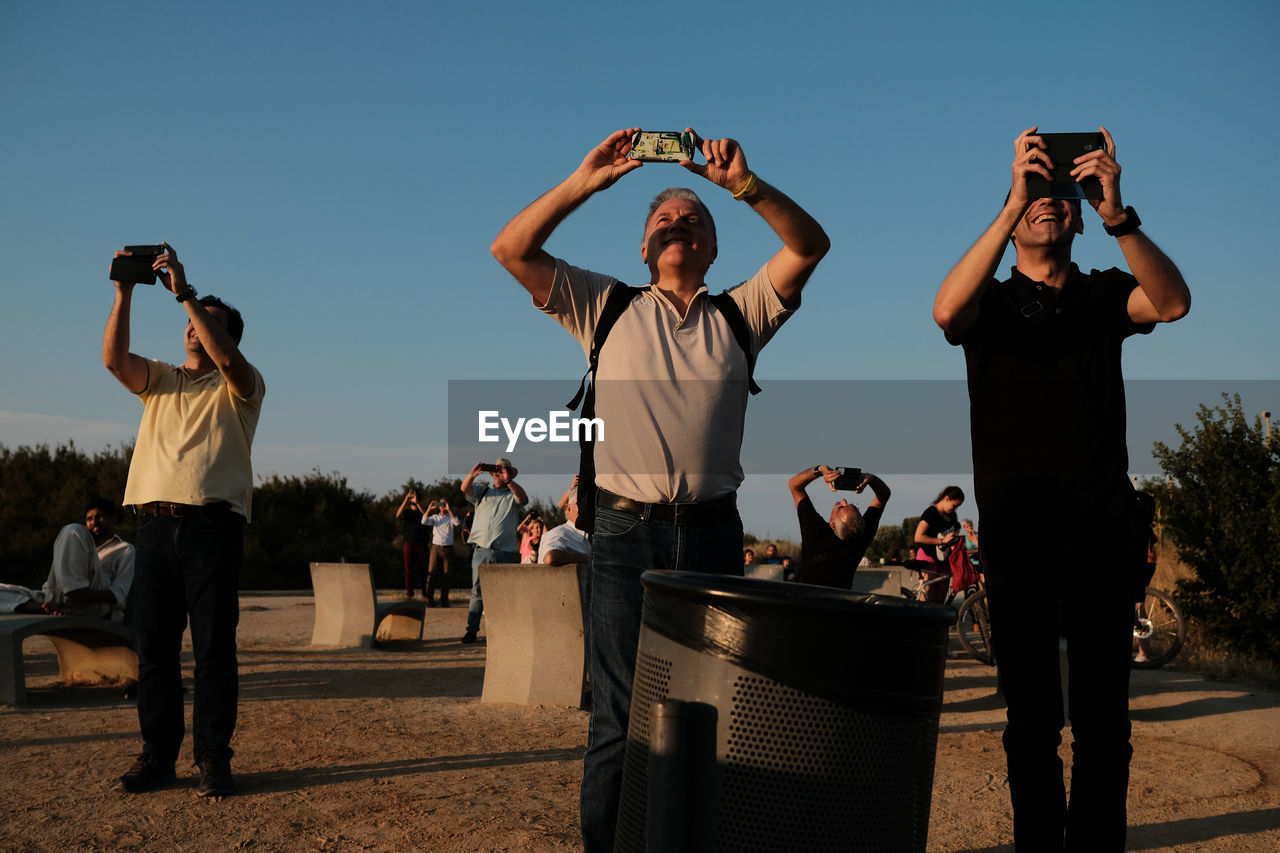 PEOPLE PHOTOGRAPHING