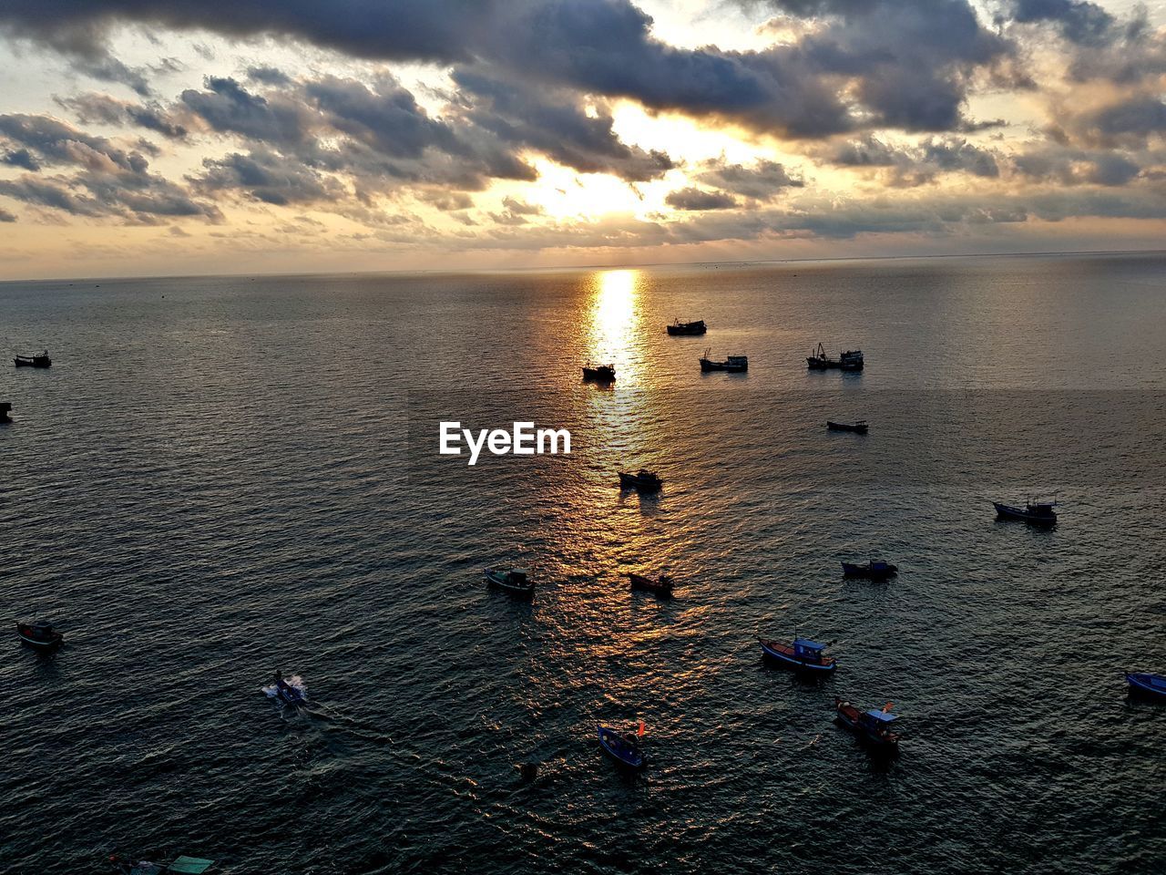 HIGH ANGLE VIEW OF SEA DURING SUNSET