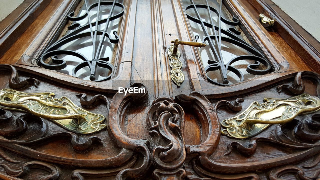 CLOSE UP OF CARVINGS ON WALL