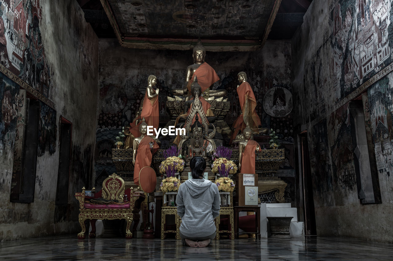 STATUE OF BUDDHA IN BUILDING