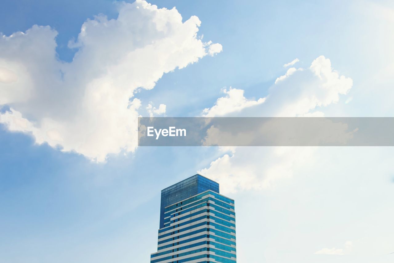 LOW ANGLE VIEW OF BUILDINGS AGAINST SKY