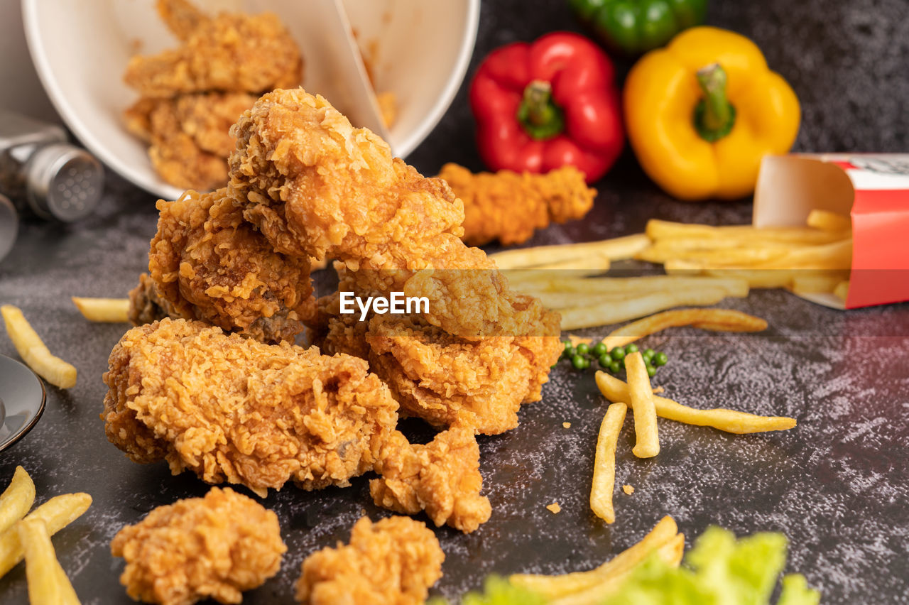 HIGH ANGLE VIEW OF BREAKFAST IN PLATE