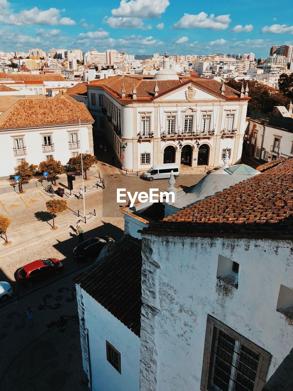 HIGH ANGLE VIEW OF TOWNSCAPE AGAINST SKY IN TOWN