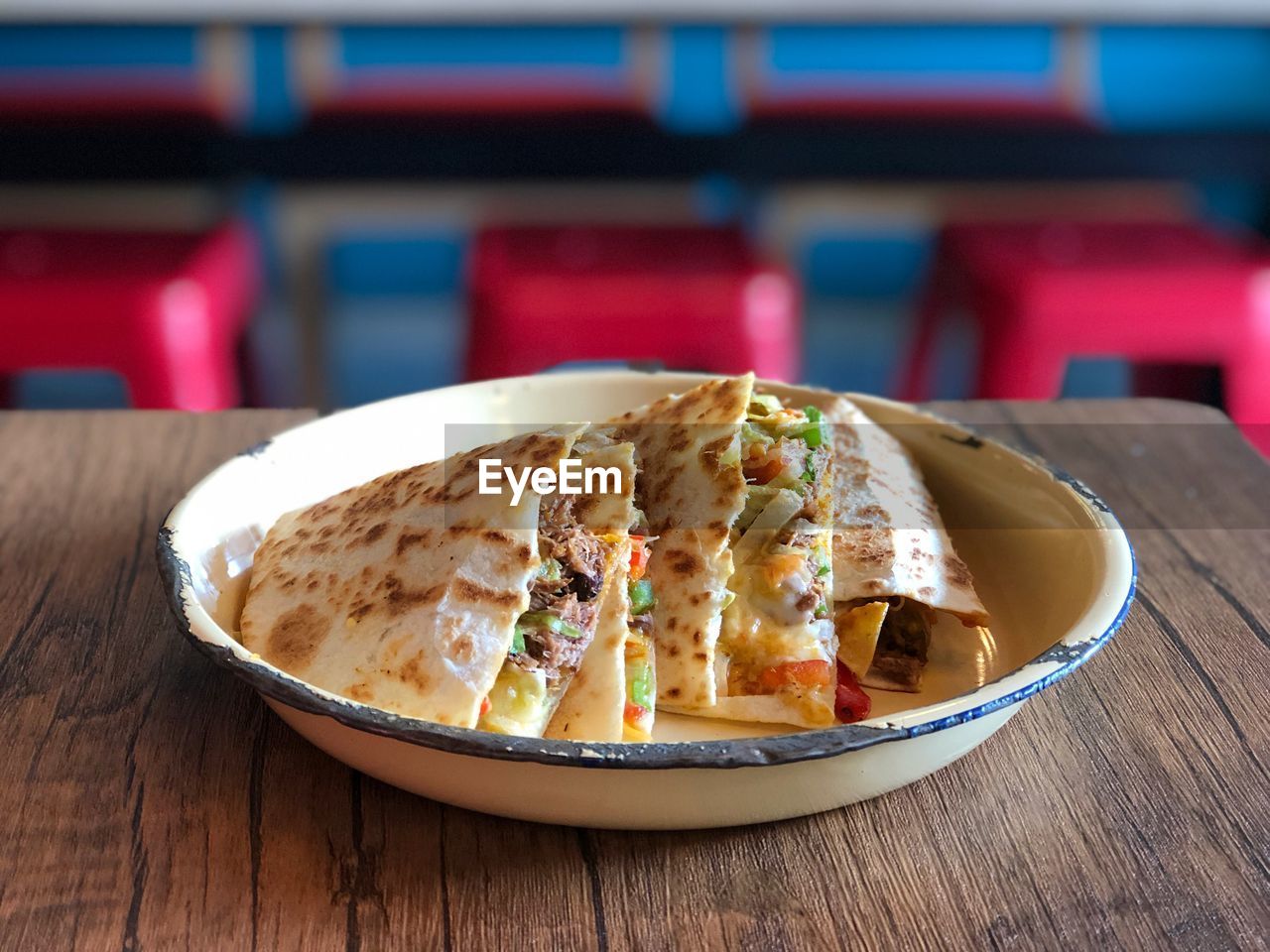 CLOSE-UP OF FOOD ON PLATE