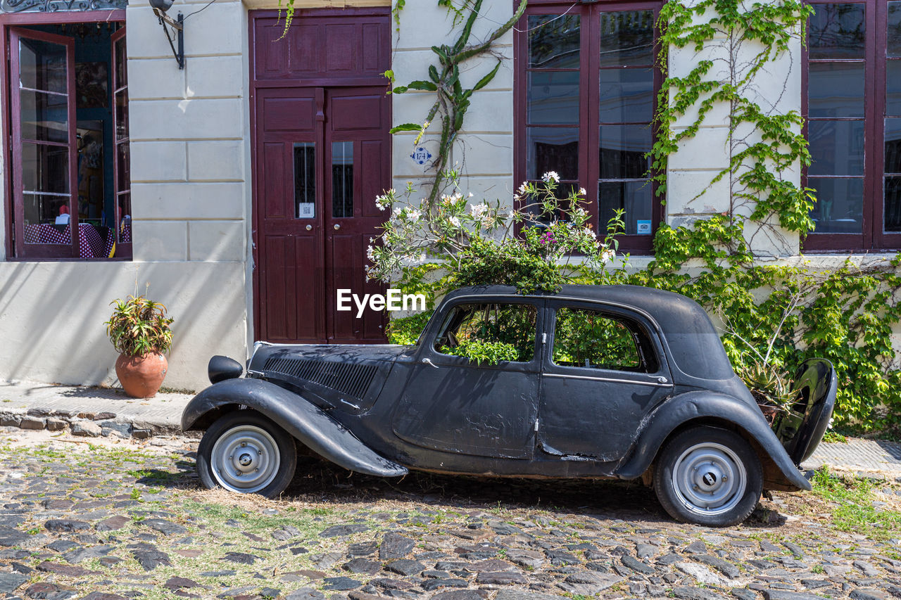 CAR OUTSIDE BUILDING