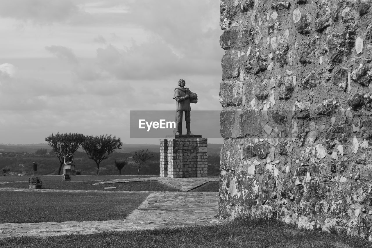 Statue against sky