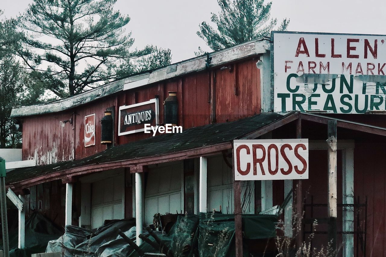 INFORMATION SIGN AGAINST HOUSE