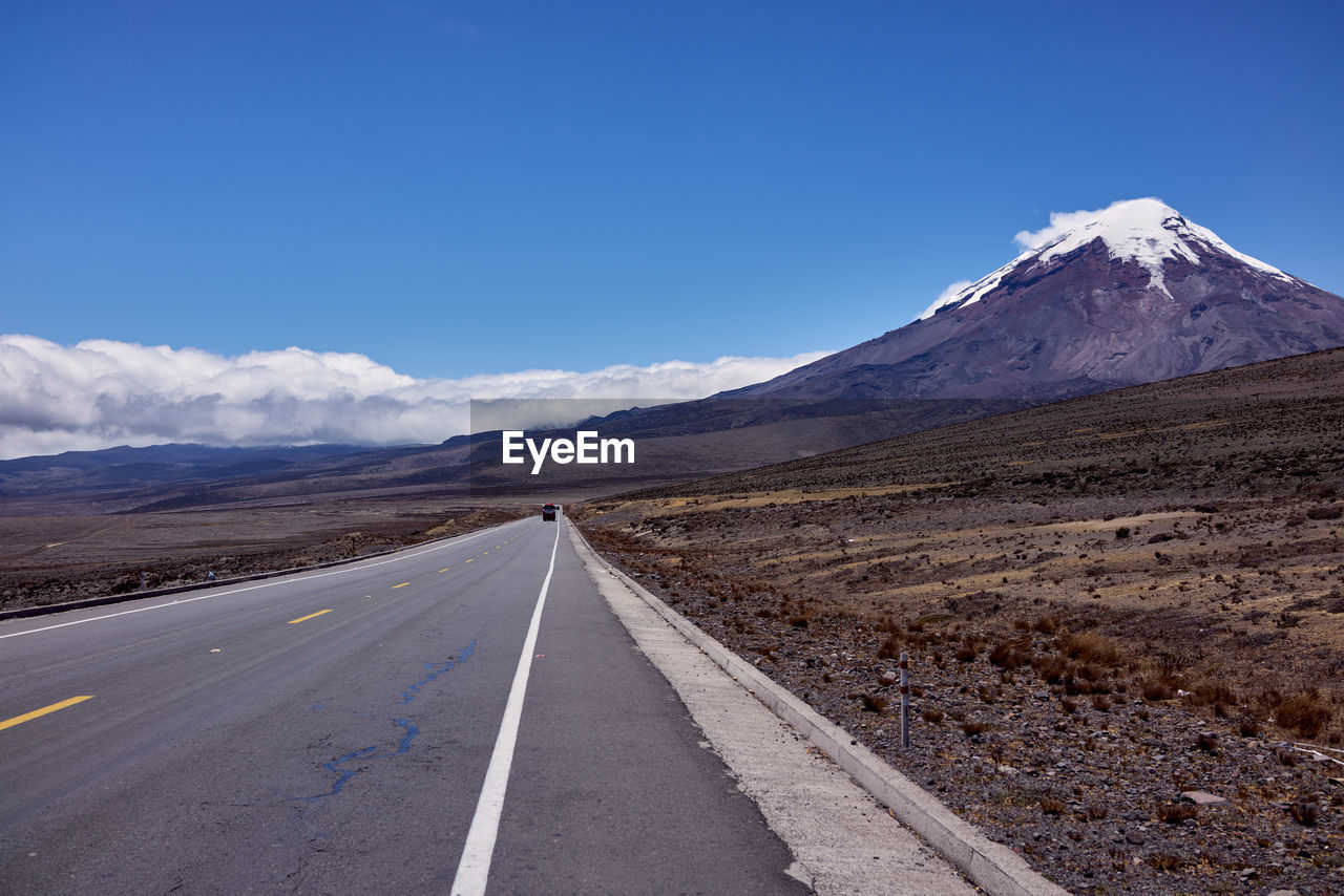 EMPTY ROAD LEADING TOWARDS MOUNTAIN AGAINST SKY