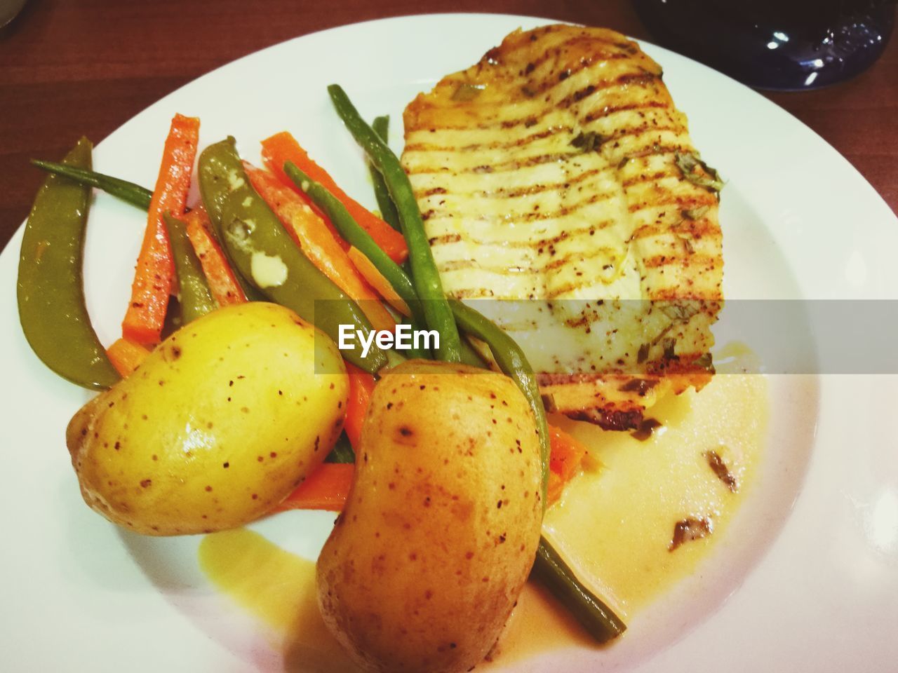 HIGH ANGLE VIEW OF MEAL IN PLATE