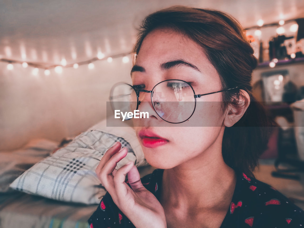 PORTRAIT OF WOMAN WITH EYEGLASSES