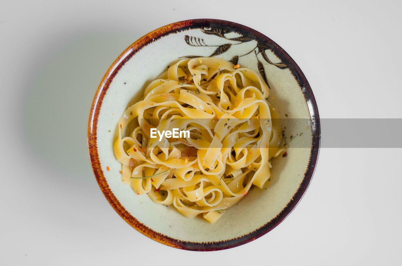 HIGH ANGLE VIEW OF NOODLES IN PLATE