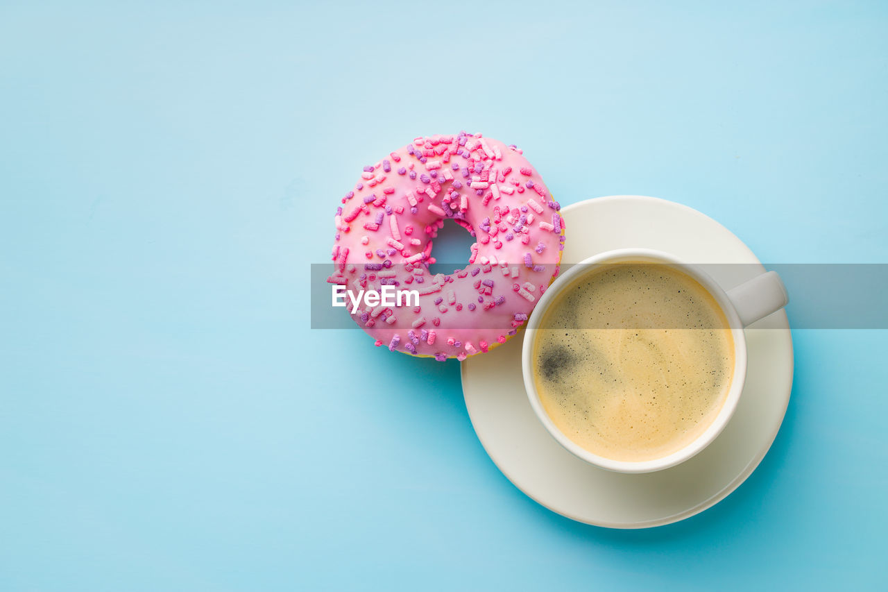 HIGH ANGLE VIEW OF COFFEE ON TABLE AGAINST WHITE BACKGROUND