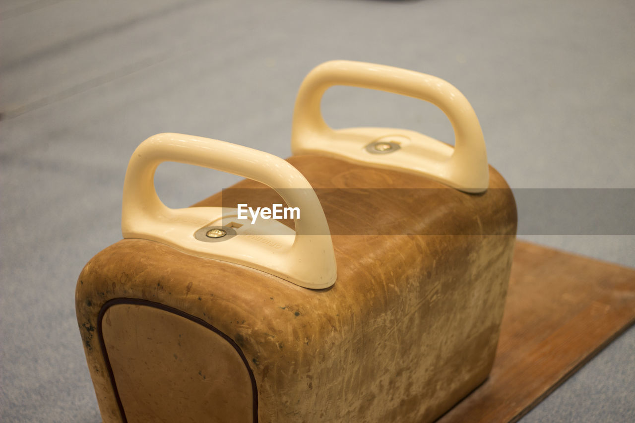 HIGH ANGLE VIEW OF MACHINE ON WOODEN TABLE