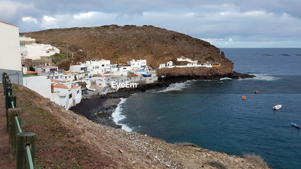 TOWN BY SEA AGAINST SKY IN CITY