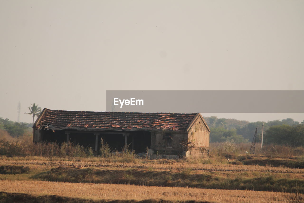 BARN IN FIELD AGAINST SKY