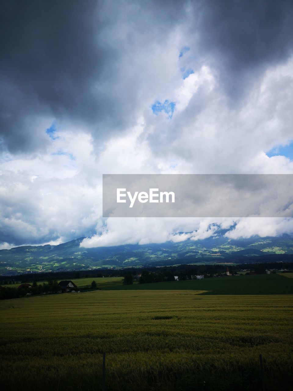 SCENIC VIEW OF FARM FIELD AGAINST SKY