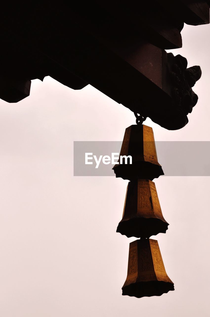 LOW ANGLE VIEW OF TRADITIONAL BUILDING AGAINST SKY