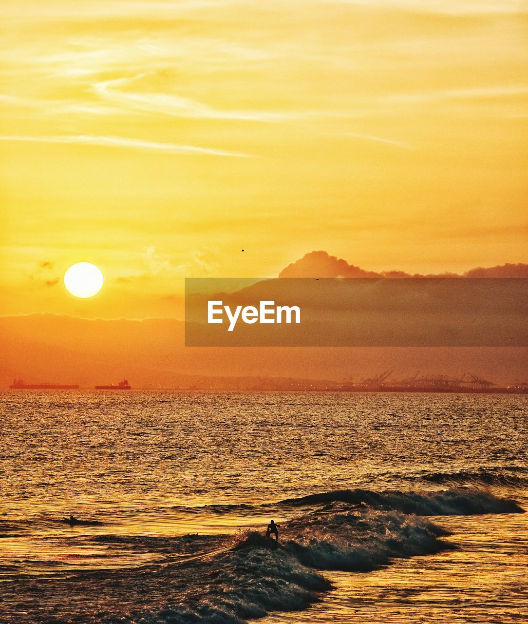 SCENIC VIEW OF SEA AGAINST SUNSET SKY