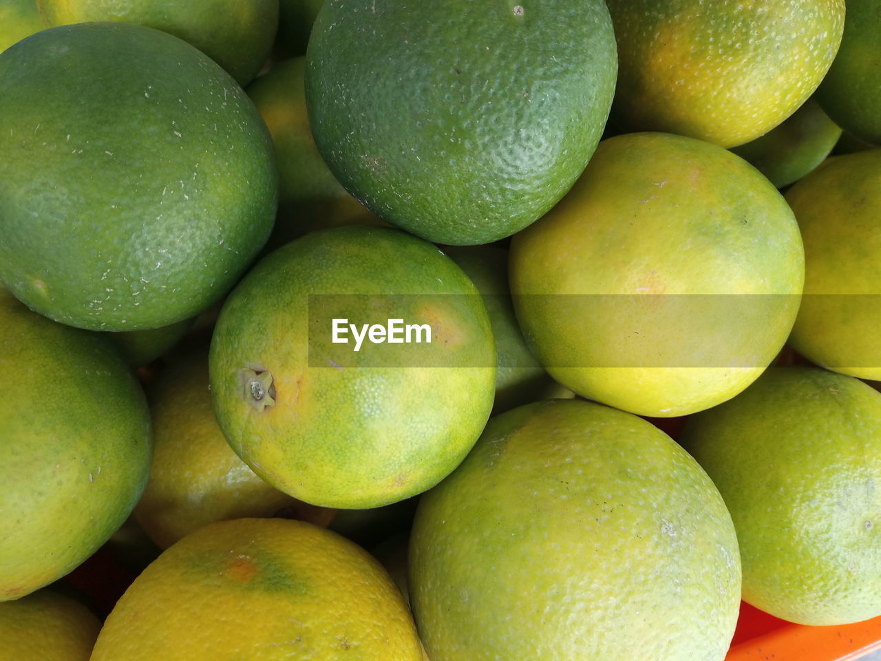 FULL FRAME SHOT OF ORANGES IN MARKET