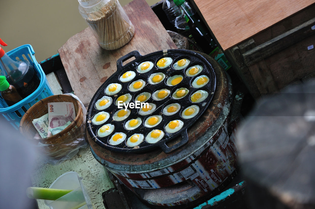 HIGH ANGLE VIEW OF FOOD IN KITCHEN