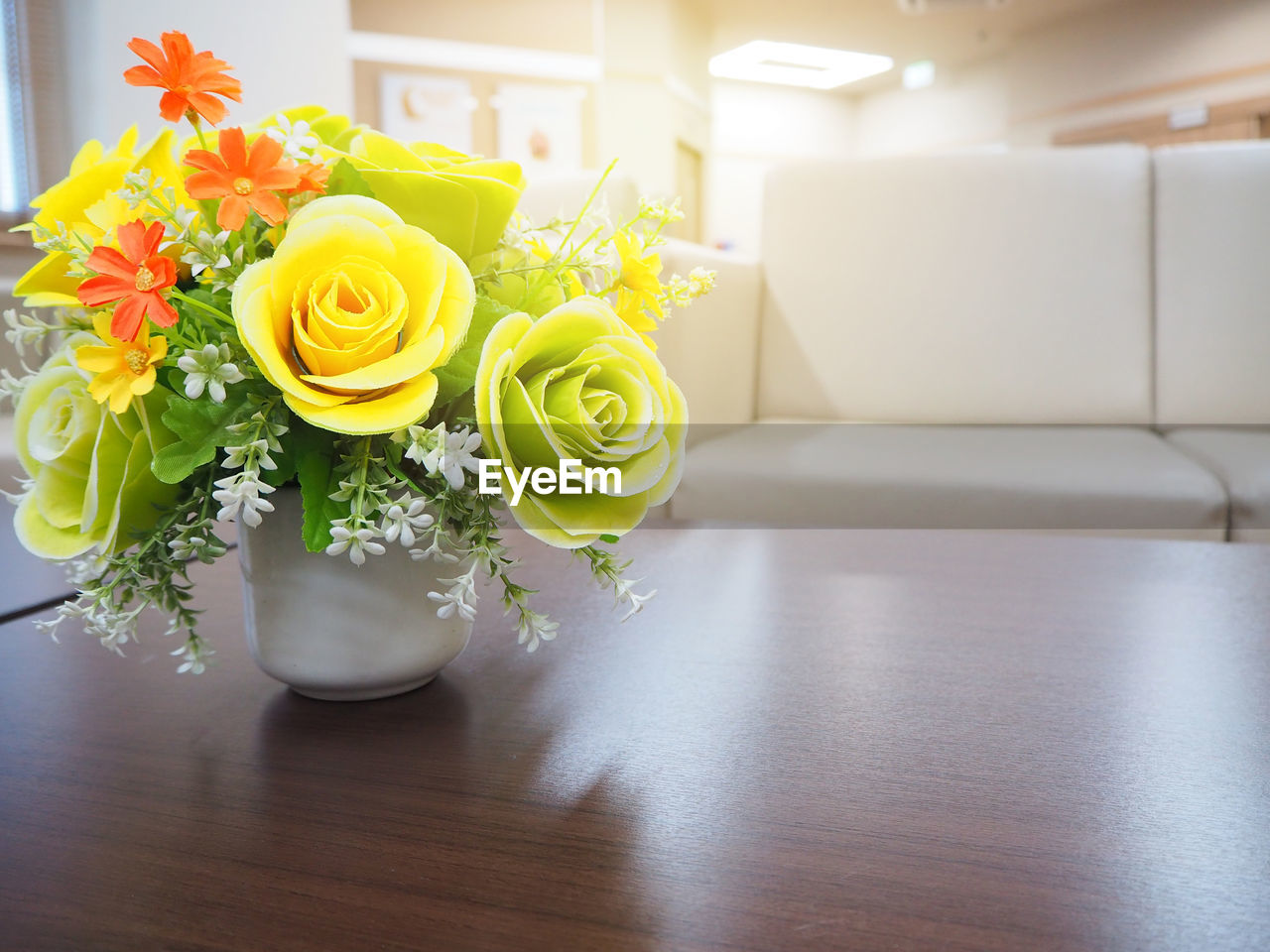 CLOSE-UP OF ROSE BOUQUET ON TABLE