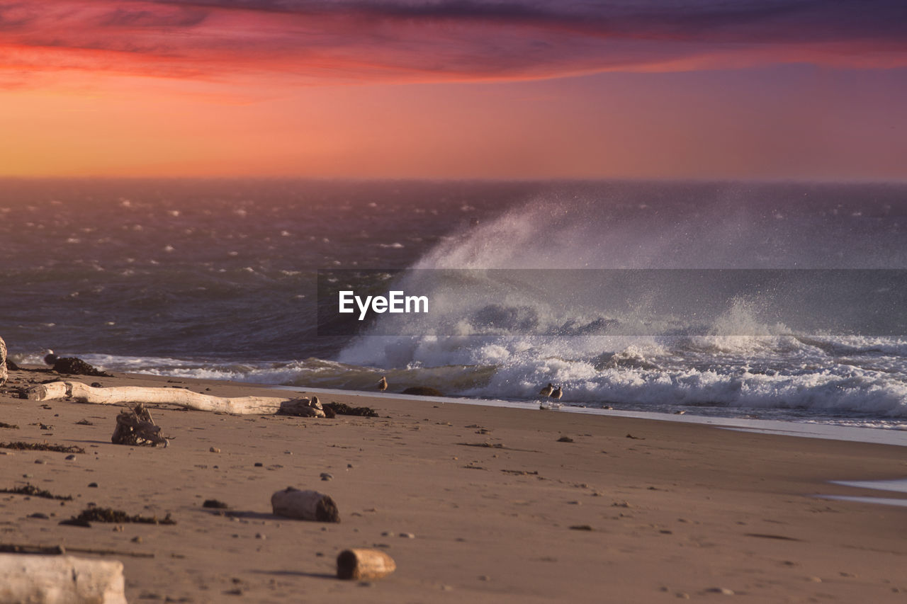 SCENIC VIEW OF SEA AGAINST SUNSET SKY