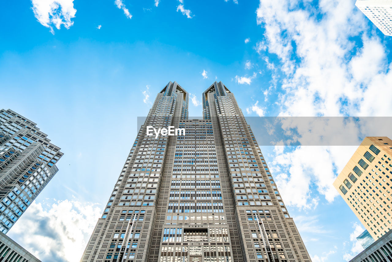 LOW ANGLE VIEW OF MODERN BUILDING AGAINST SKY