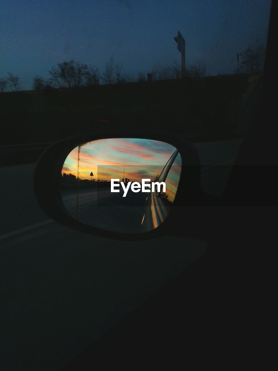 REFLECTION OF SIDE-VIEW MIRROR IN CAR