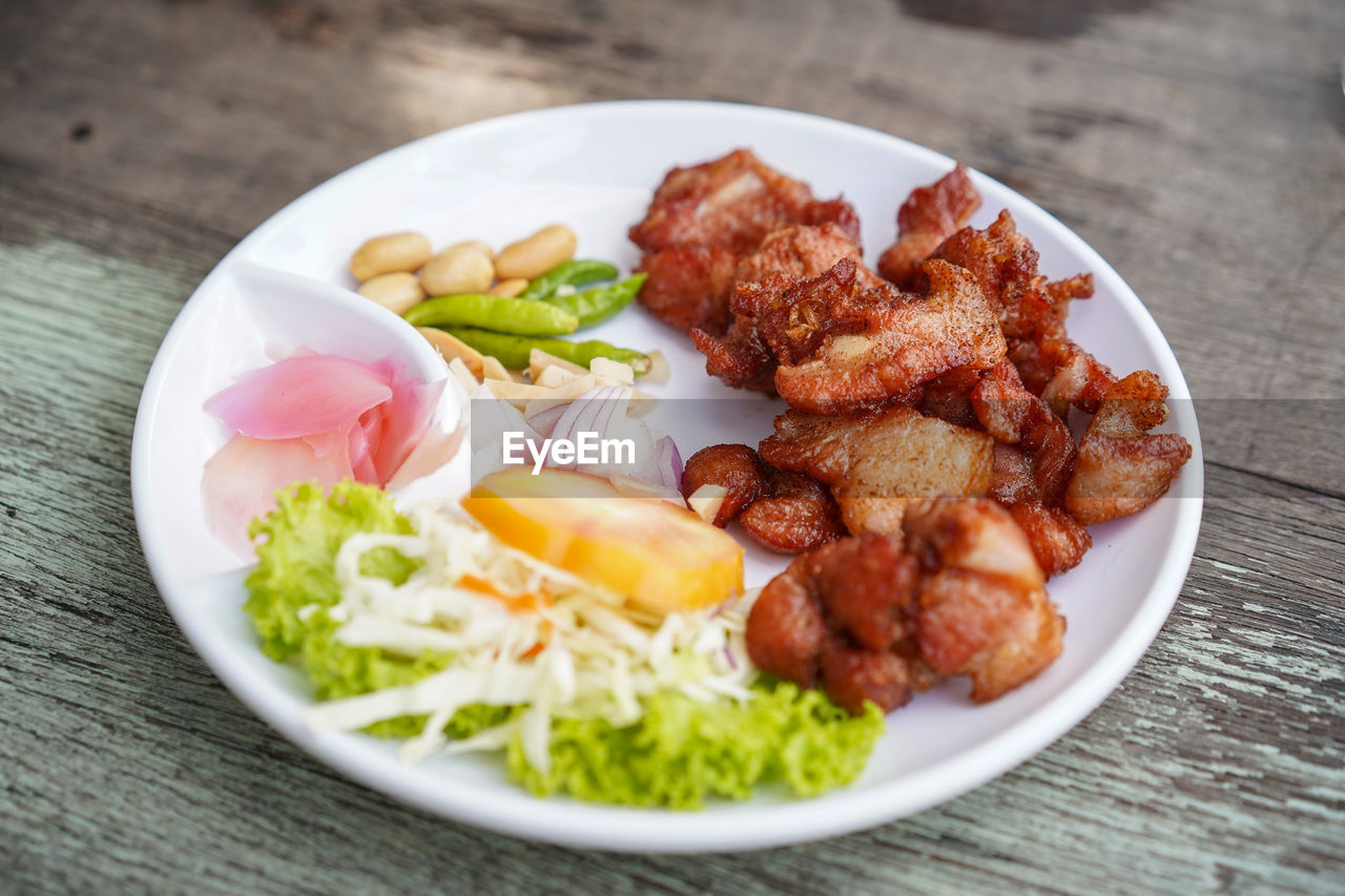 CLOSE-UP OF FOOD SERVED ON TABLE