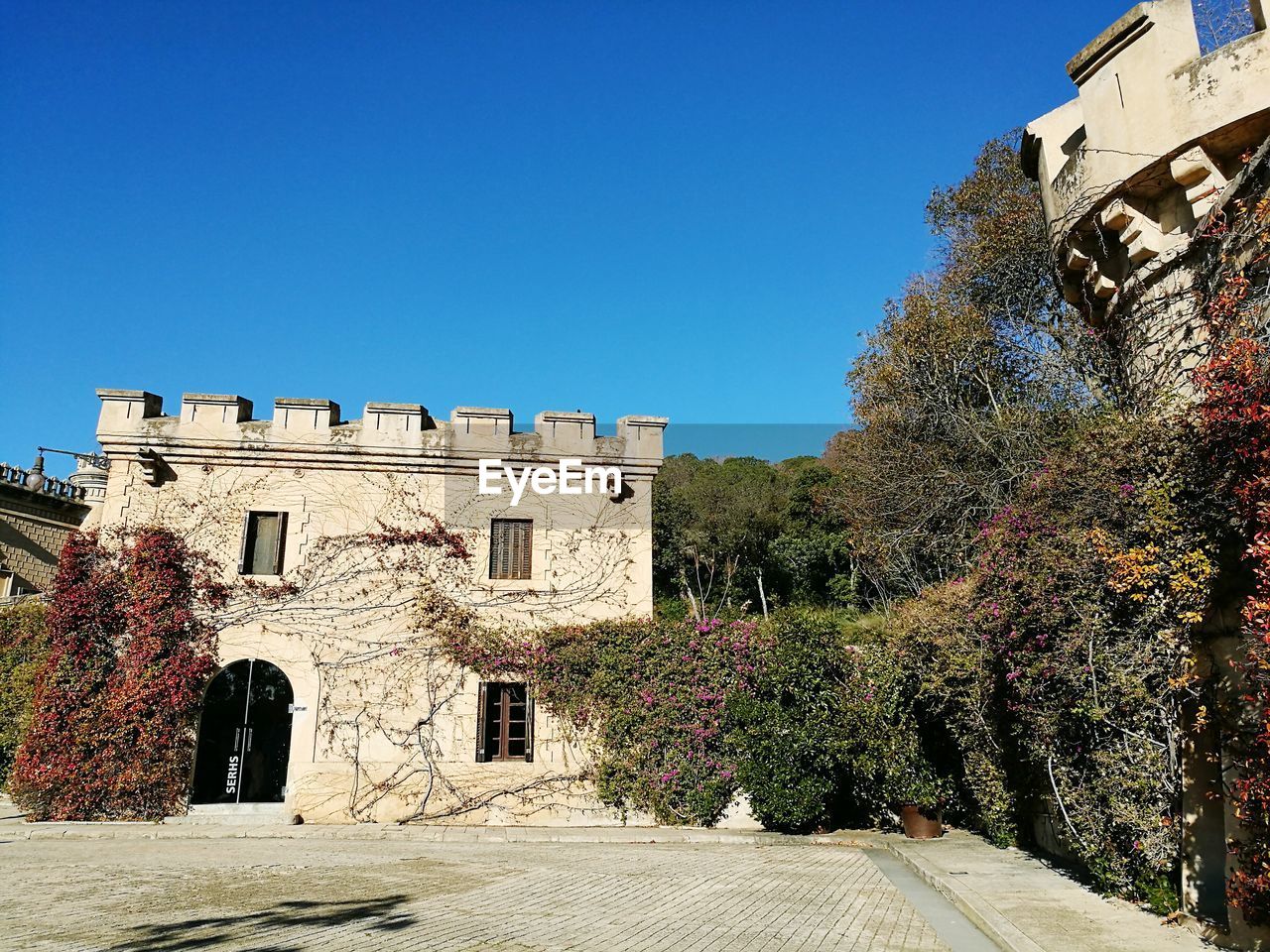 VIEW OF HISTORICAL BUILDING AGAINST CLEAR BLUE SKY