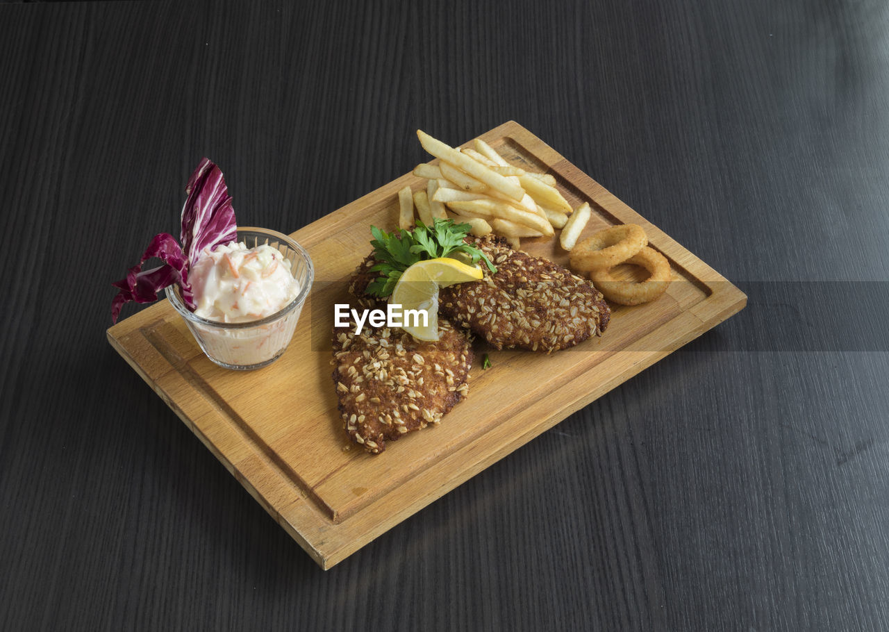 HIGH ANGLE VIEW OF VEGETABLES ON TABLE