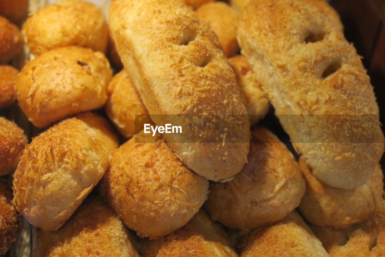 FULL FRAME SHOT OF BREAD IN CONTAINER