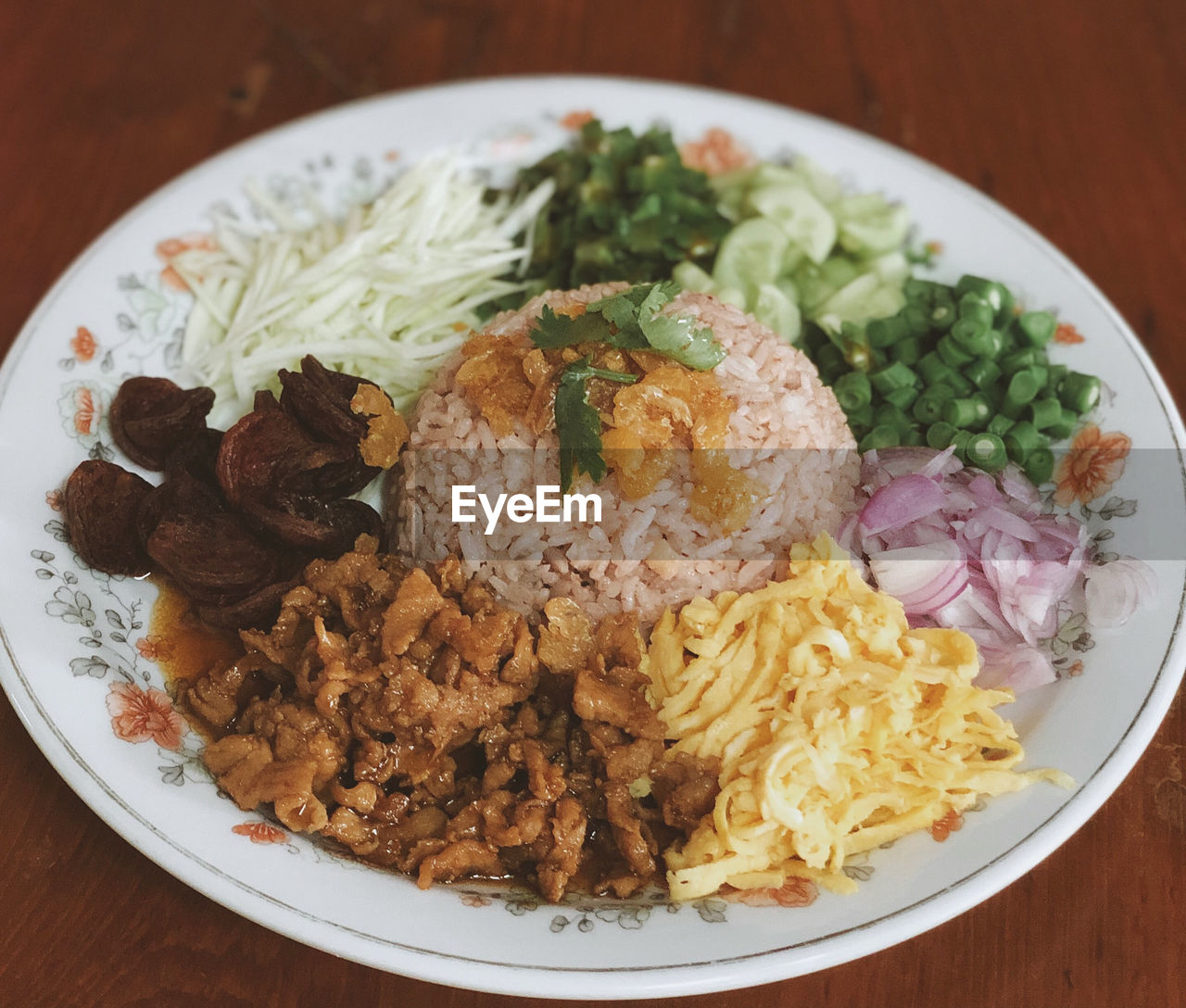 HIGH ANGLE VIEW OF FOOD SERVED IN PLATE