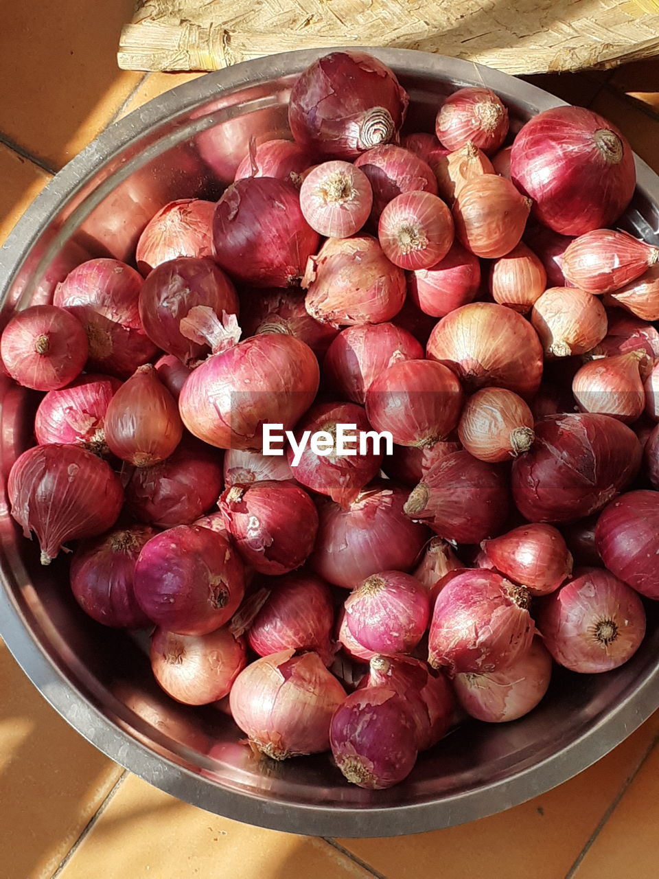 HIGH ANGLE VIEW OF FRUITS IN BOWL