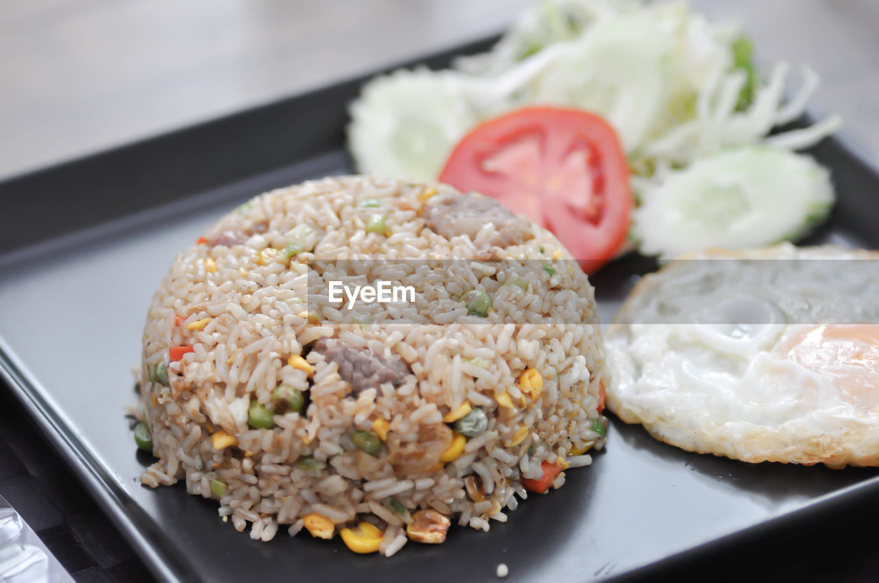 HIGH ANGLE VIEW OF CHOPPED FRUIT IN PLATE