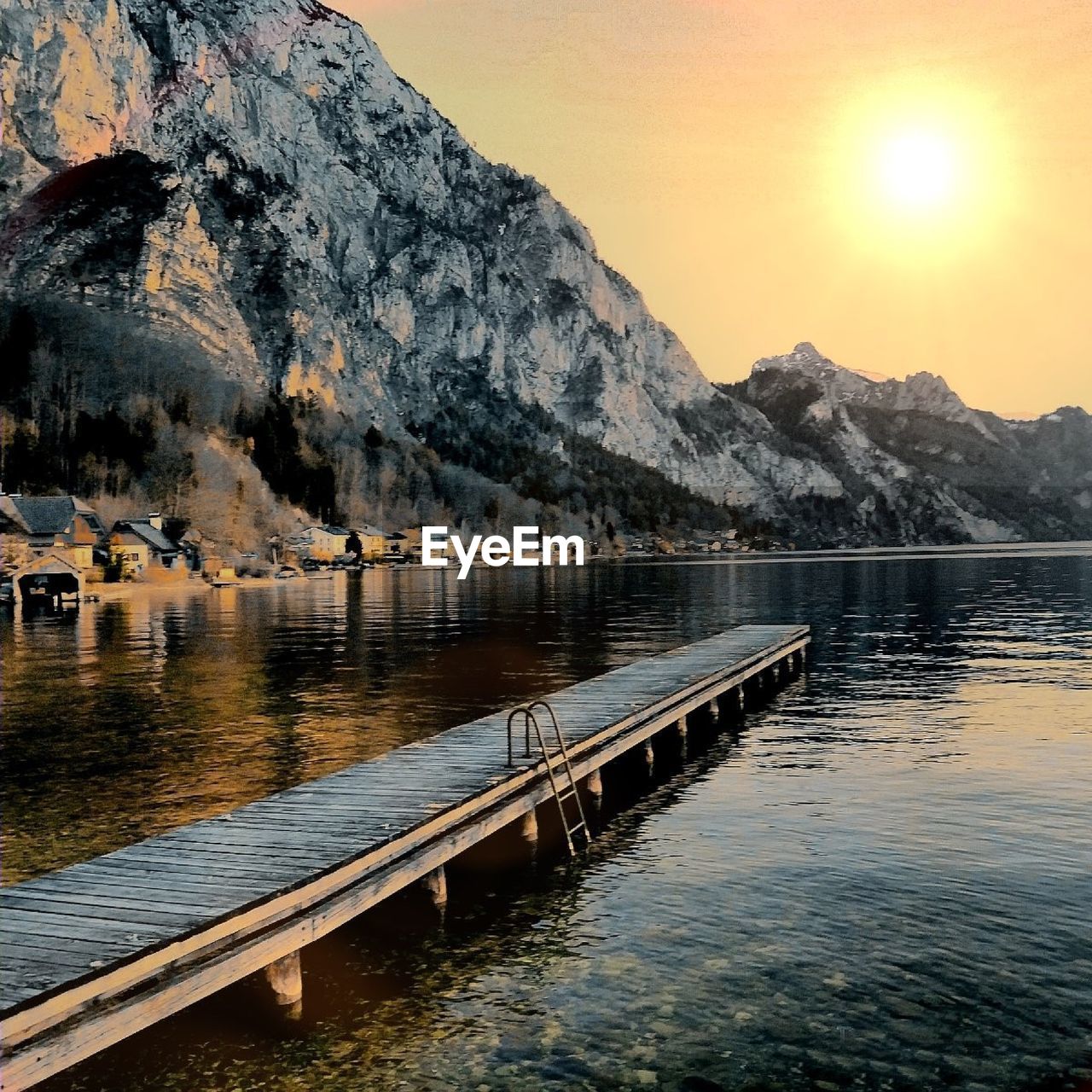 SCENIC VIEW OF LAKE AGAINST MOUNTAIN DURING SUNSET