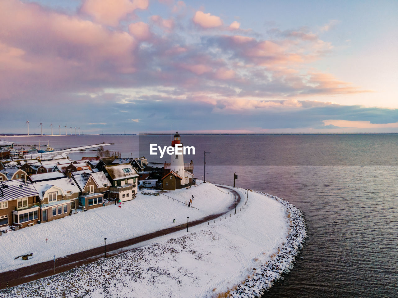 SCENIC VIEW OF SEA AGAINST BUILDINGS