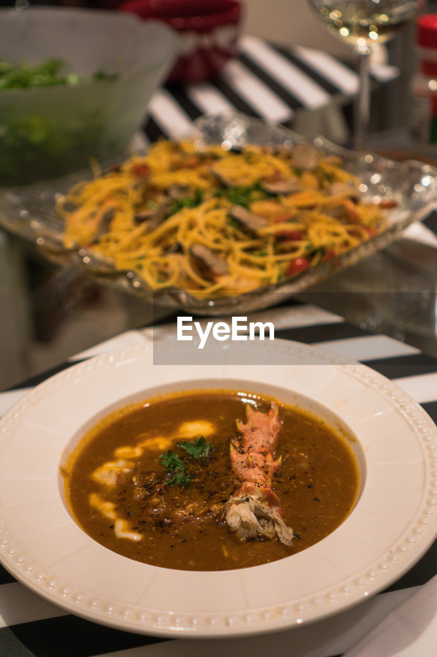 HIGH ANGLE VIEW OF FOOD SERVED IN PLATE