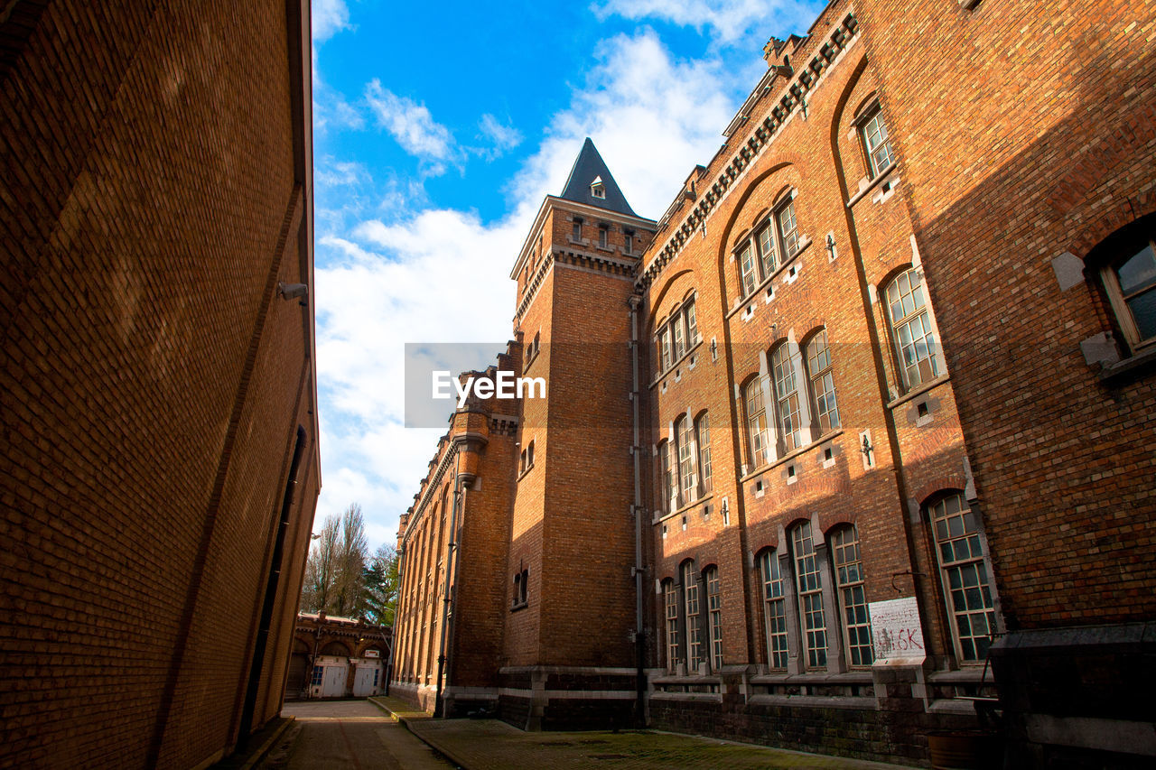 LOW ANGLE VIEW OF CASTLE AGAINST SKY