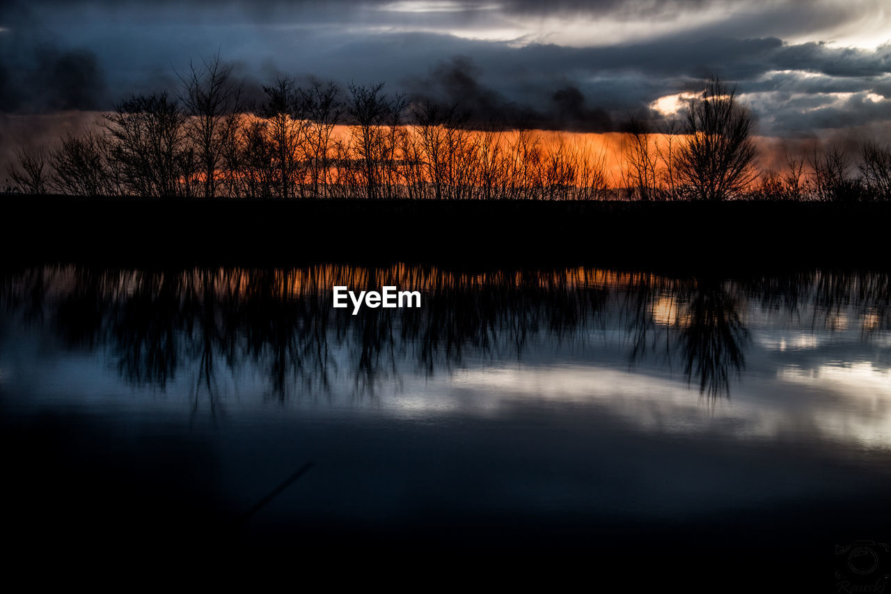 SCENIC VIEW OF LAKE AGAINST SKY DURING SUNSET