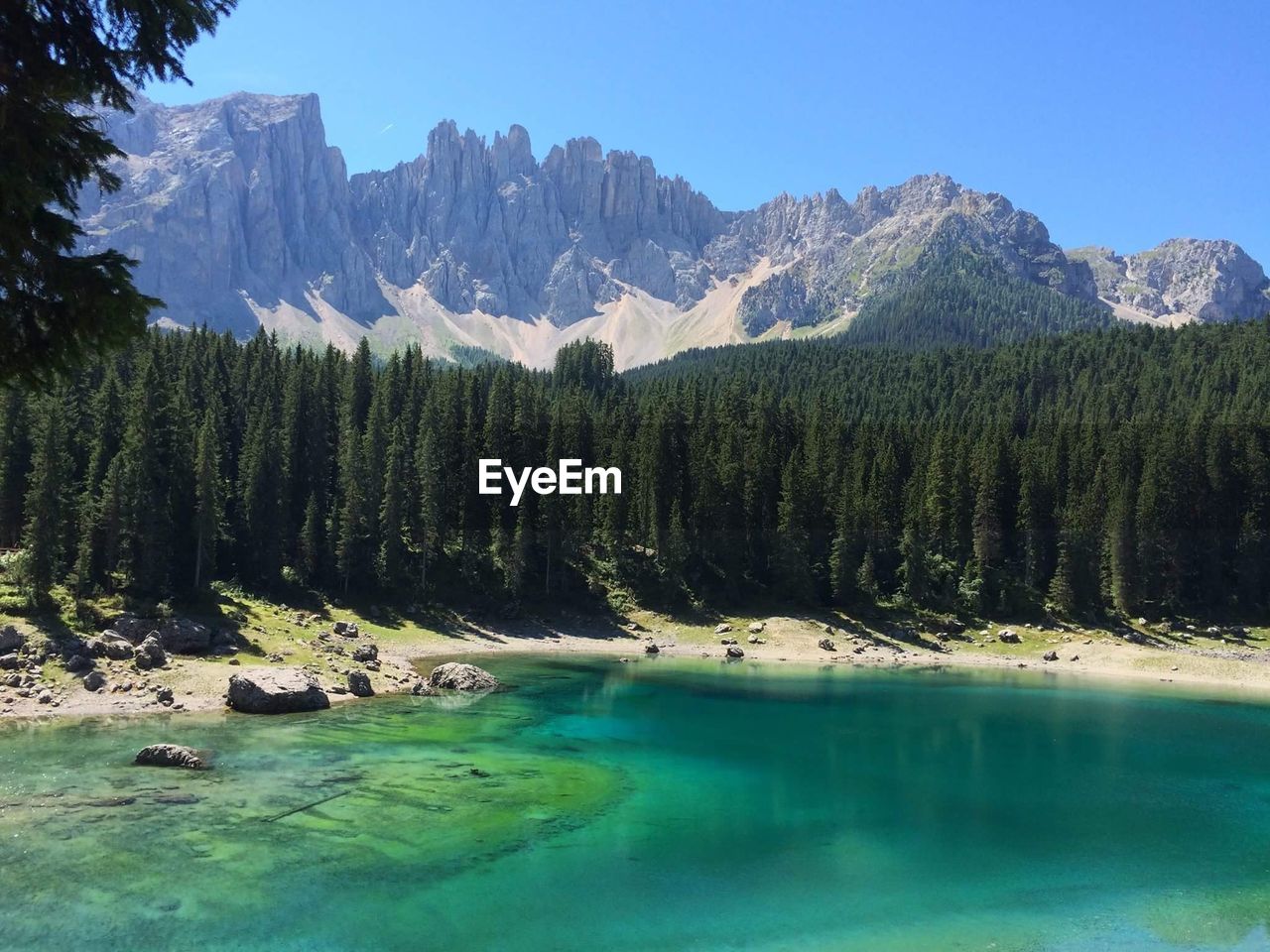 Panoramic view of lake and mountains against sky